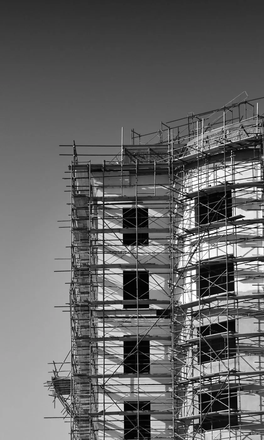 足場が組まれた建設中の建物